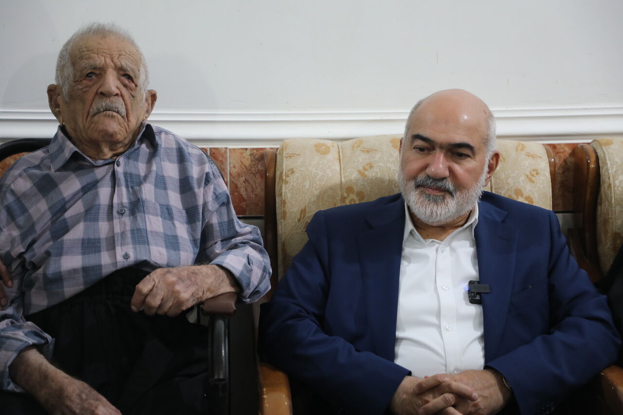 شهروند ۱۲۰ ساله گتوندی، مسئولیتپذیری را در انتخابات به نمایش گذاشت شهروند ۱۲۰ ساله گتوندی، مسئولیتپذیری را در انتخابات به نمایش گذاشت