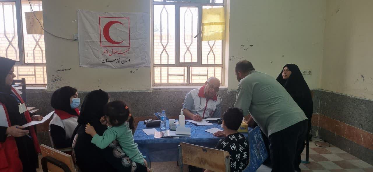 چتر حمایت درمانی هلال‌احمر خوزستان بر فراز (بخش سویسه) از ارائه خدمات بهداشتی و درمانی تخصصی به بیش از ۶۵۴ نفر تا اهدای داروی رایگان با استقرار داروخانه سیار